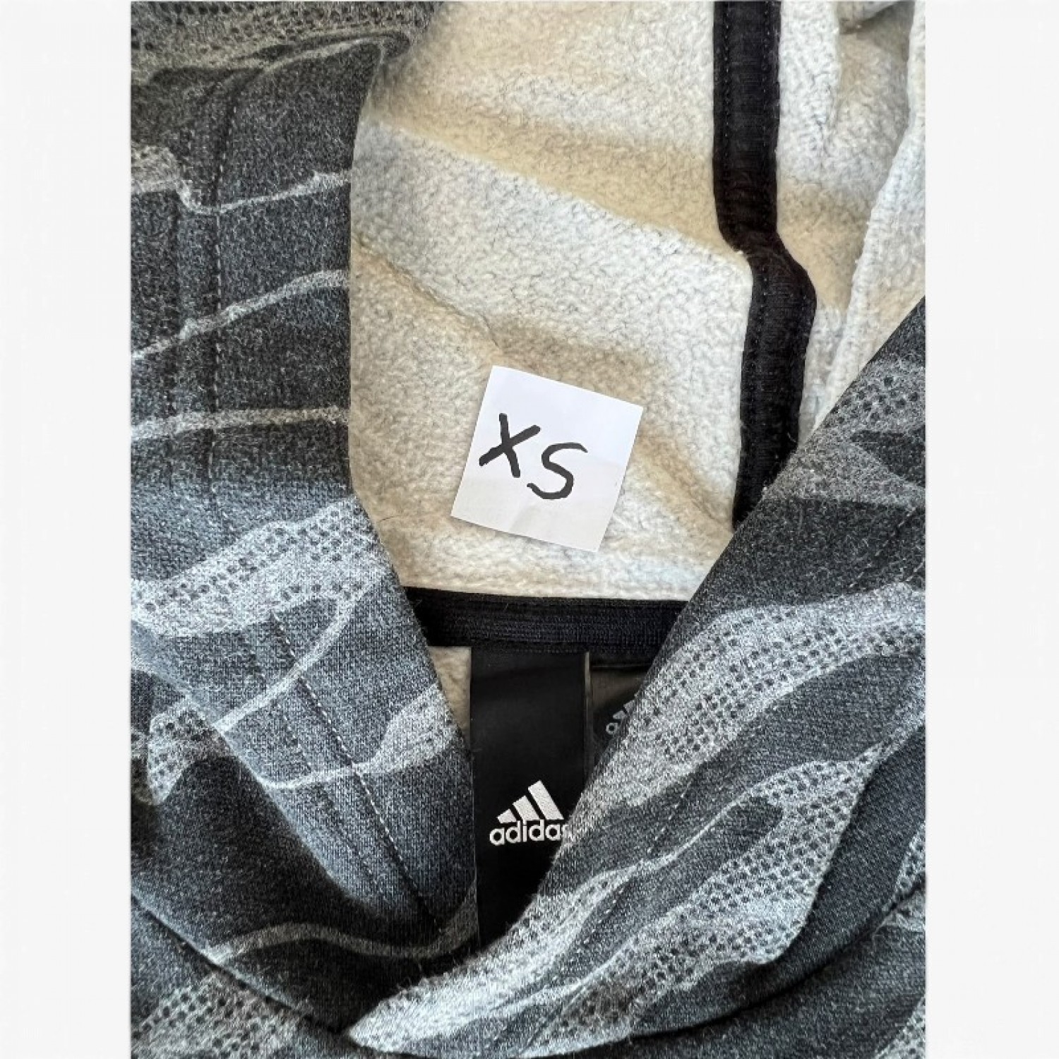 Adidas φούτερ με κουκούλα και σχέδιο παραλλαγής γκρι — XS