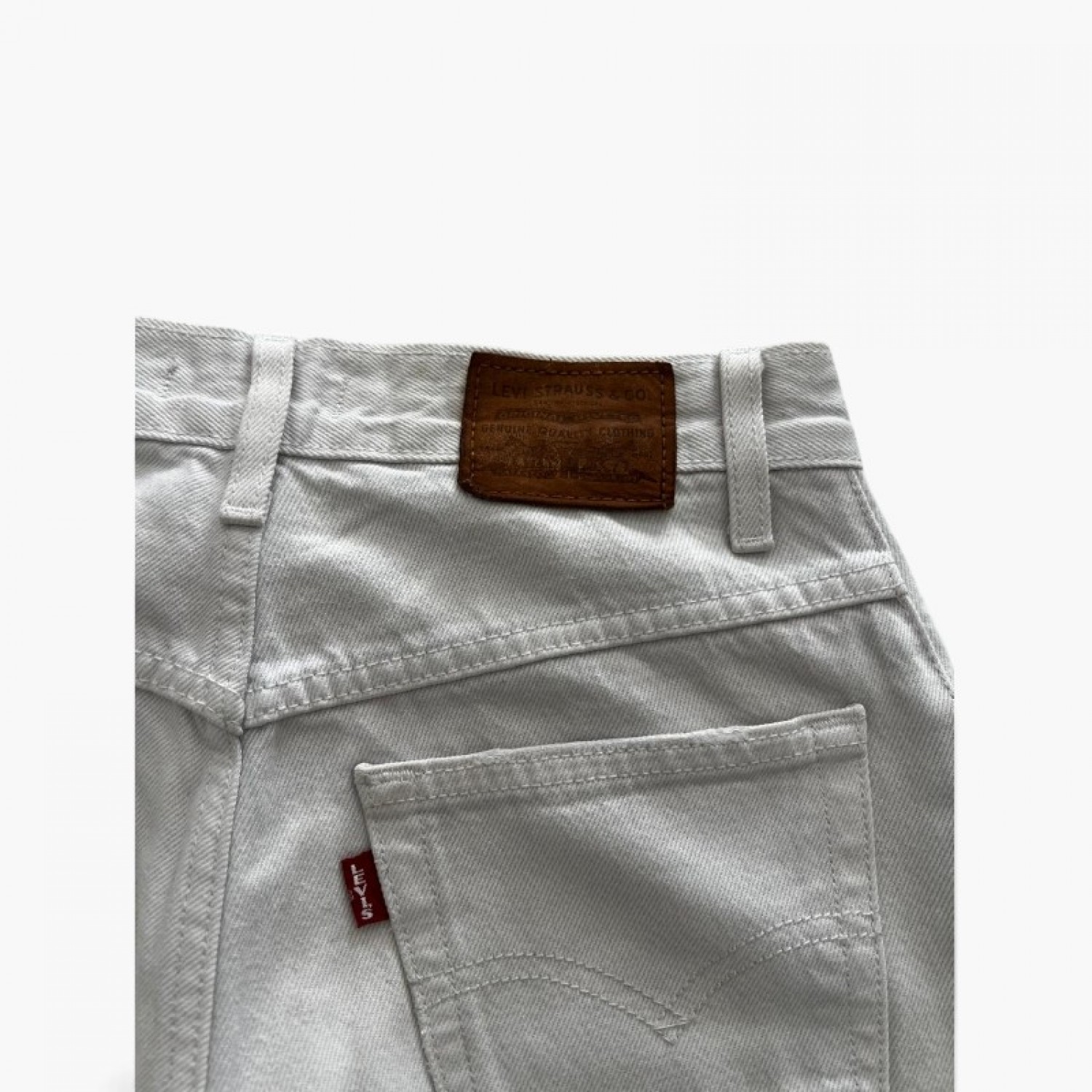 Levi’s Λευκό Mom Τζιν με Σκισίματα – Μέγεθος 32 / Pre-Owned