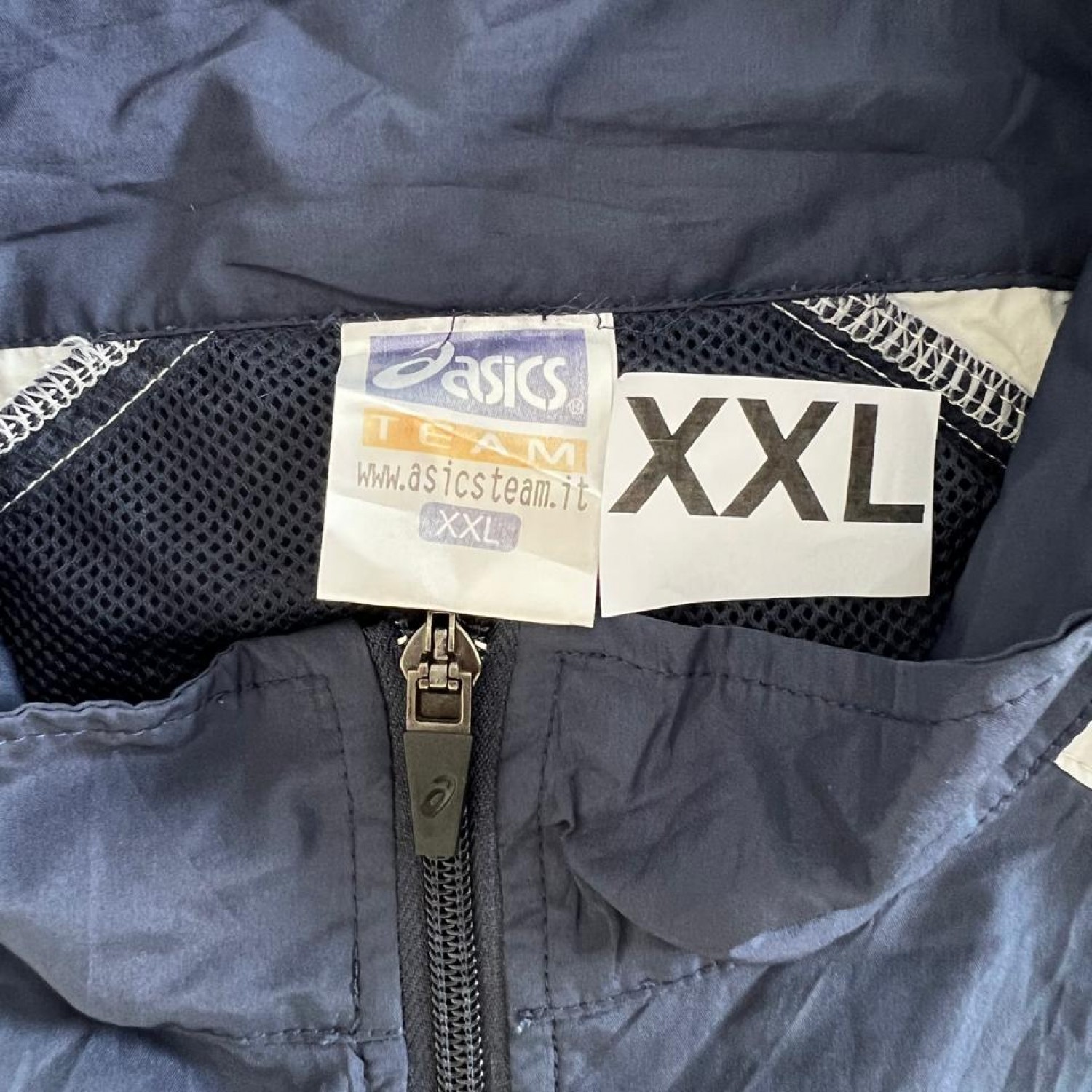 ASICS Team Αντιανεμικό Μπουφάν Μπλε/Λευκό με Πίσω Τύπωμα – Μέγεθος XXL / Pre-Owned