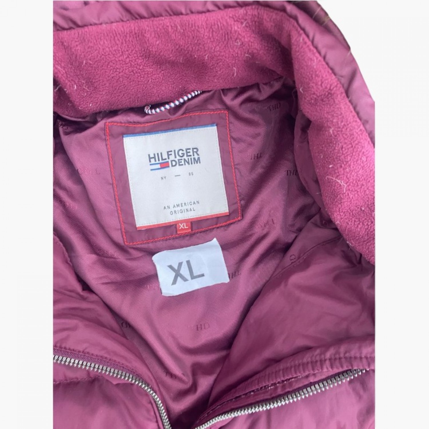 Hilfiger Denim Μακρύ Puffer Μπουφάν Μπορντό με Γούνινη Κουκούλα – XL / Pre-Owned