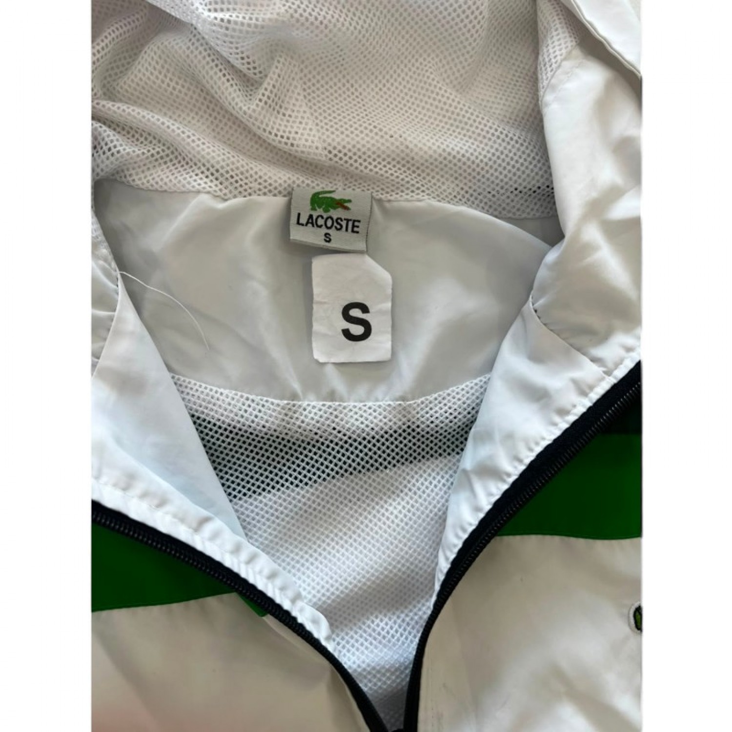 Lacoste Λευκό Αντιανεμικό με Πράσινες Λεπτομέρειες και Κουκούλα – Μέγεθος S / Pre-Owned