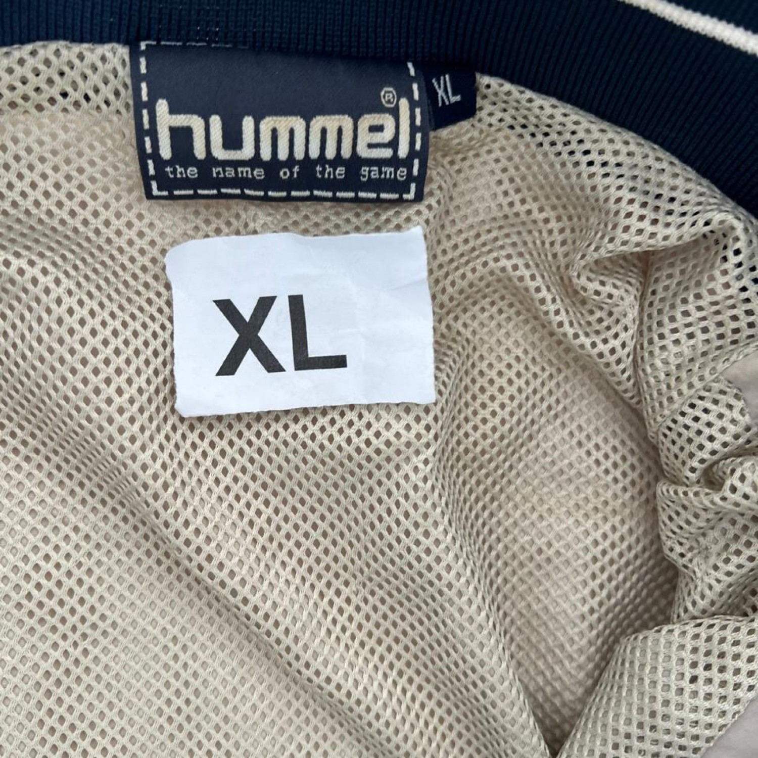 Hummel Μπεζ και Navy Αθλητικό Jacket με Chevron Λεπτομέρειες – Μέγεθος XL / Pre-Owned