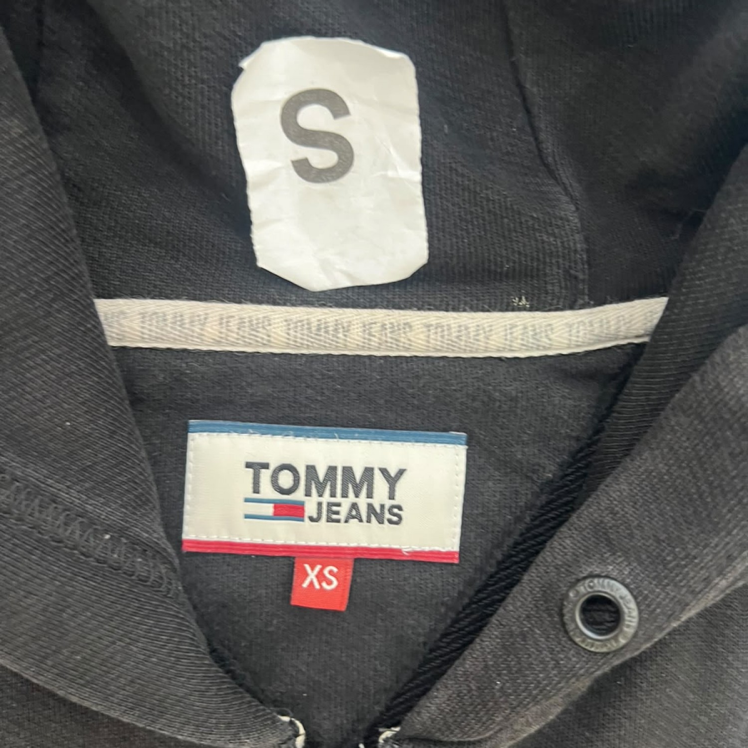 Tommy Jeans Μαύρη Ζακέτα Φούτερ με Κουκούλα και Στρογγυλό Patch – Μέγεθος XS / Pre-Owned