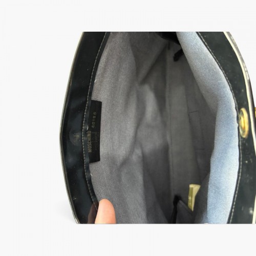 Moschino Μαύρο Clutch Λουστρίνι-Όψης με Χρυσαφί Κρίκο / Pre-Owned