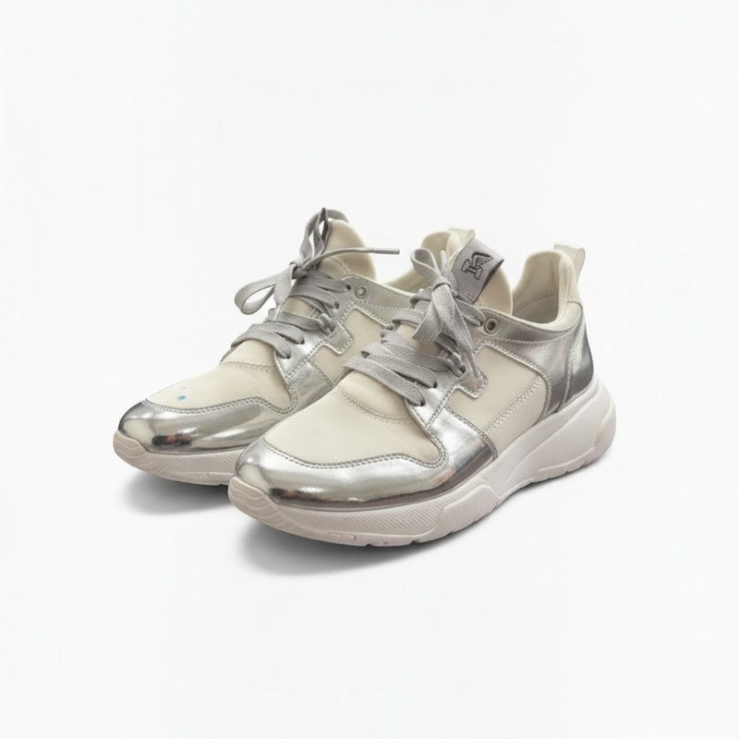 Λευκά Sneakers με Ασημί Μεταλλικές Λεπτομέρειες – Μέγεθος 38 / Pre-Owned